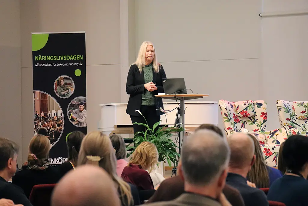 Bild på Anna Holmström som pratar inför en publik.